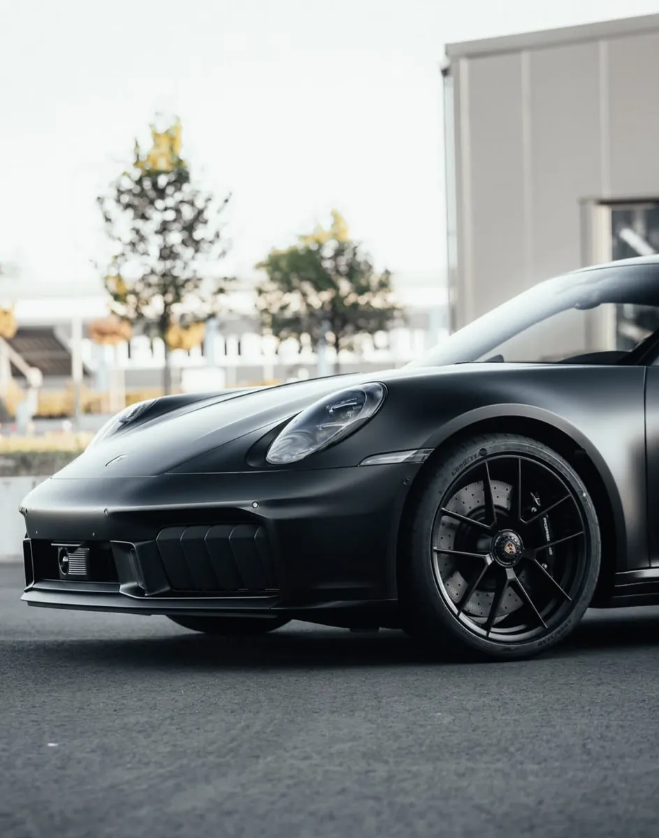 Glänzend aufbereiteter schwarzer Porsche 911