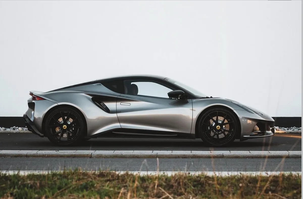 Silberner Lotus-Sportwagen in der Seitenansicht