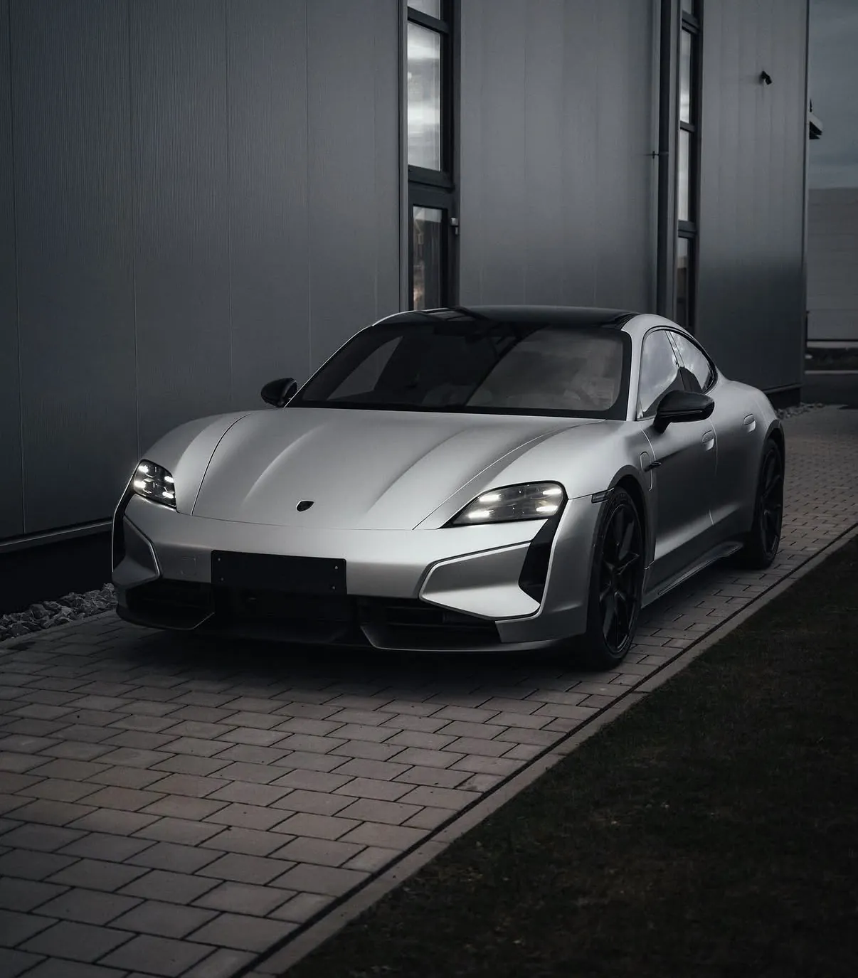 Porsche Taycan Turbo S nach dem Farbwechsel mit silber-matter Vollfolierung